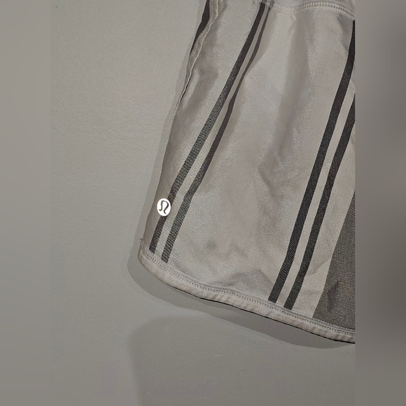 Lululemon Athletica Women’s Running Shorts White Stretch Zip Pocket Size 6 - Picture 4 of 4